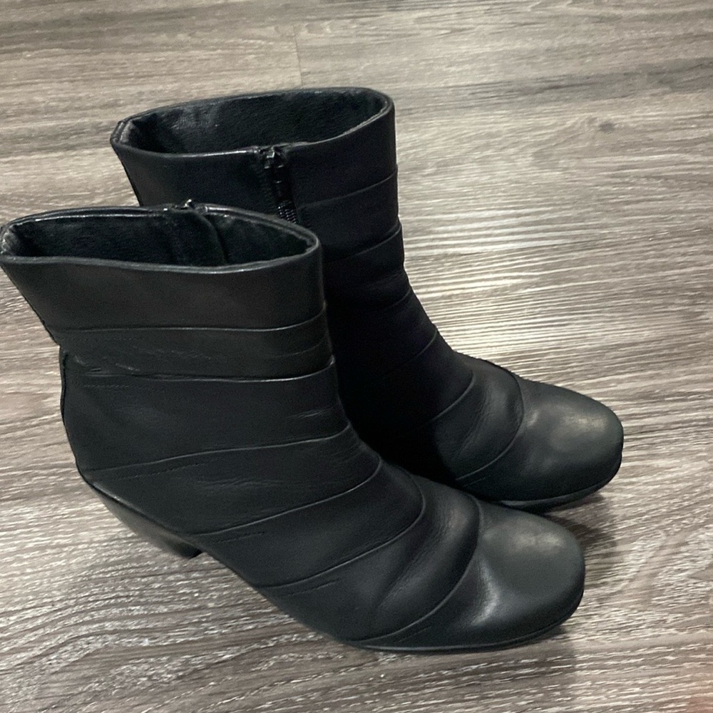 NOAT HELM BLACK ANGLE BOOTS SIZE 10‎